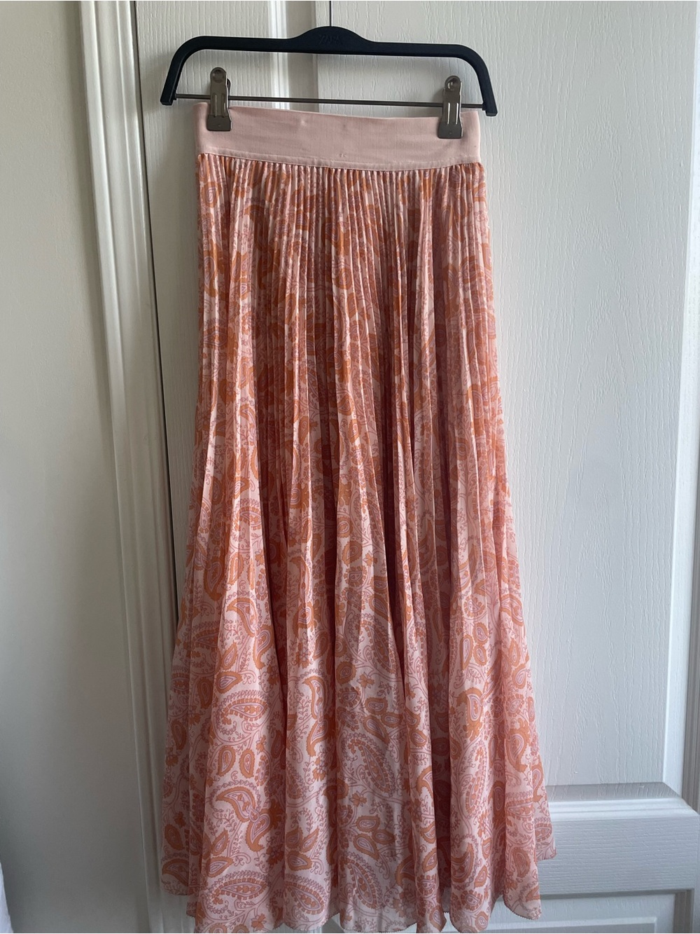 Aritzia Wilfred Twirl Pleated
Skirt Soft pink paisley xxs